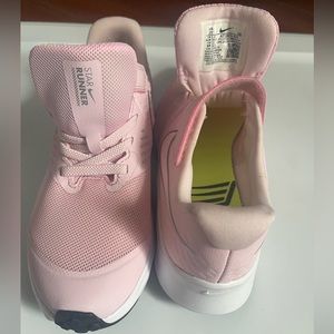 EUC Nike Girls size 2 Star Runner sneakers